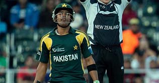 Umpire apologise to Umar Akmal over lbw howler